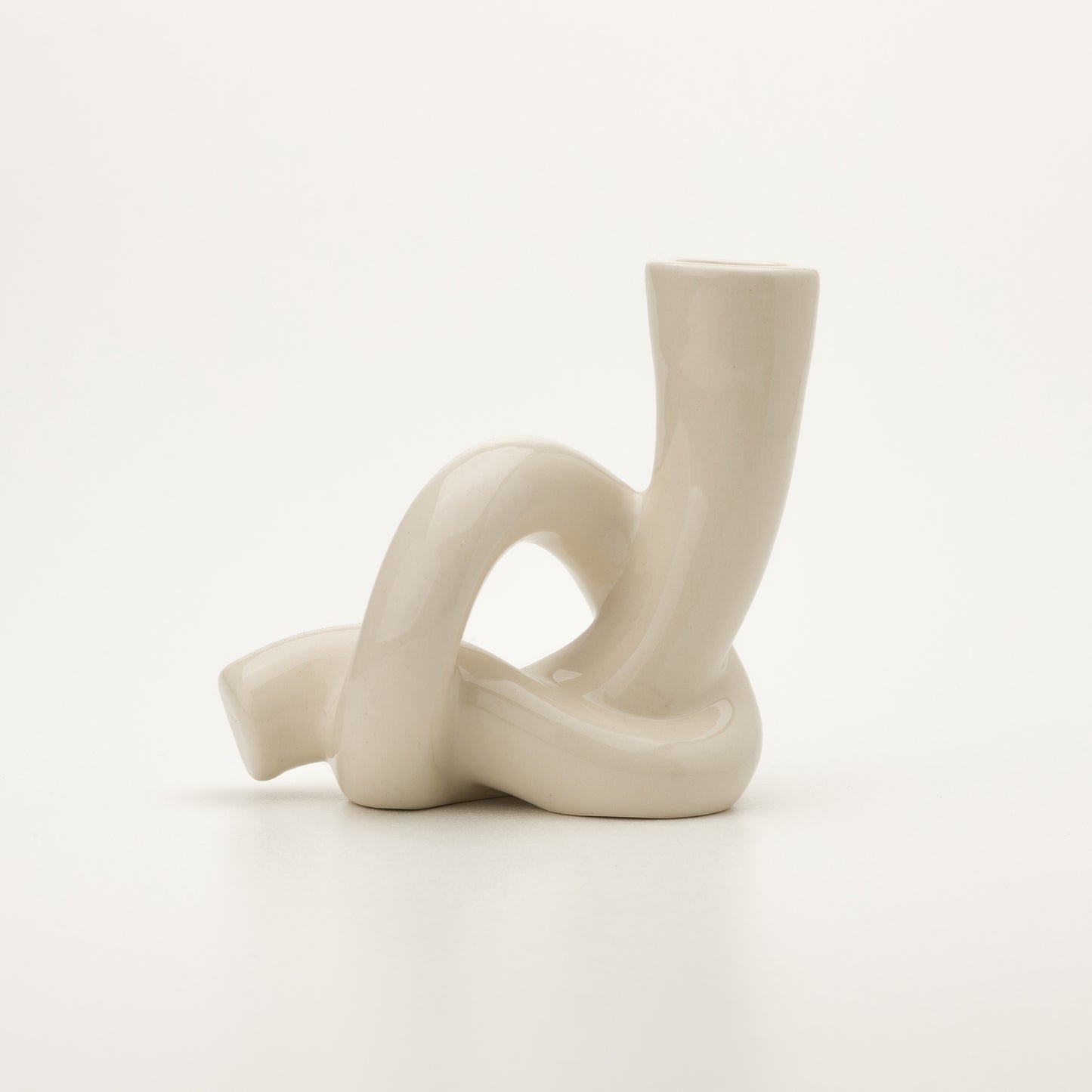 Керамичен свещник с артистична преплетена форма