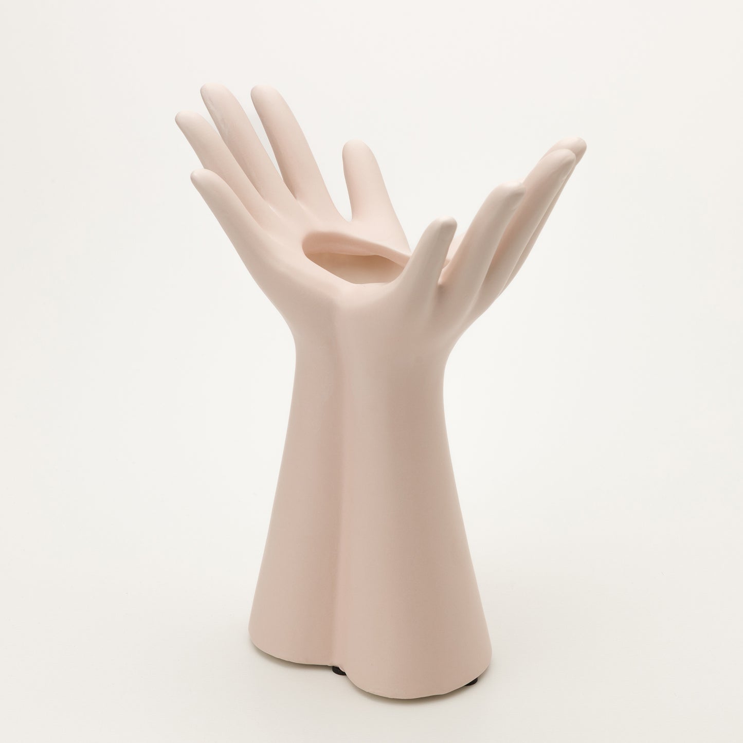 Керамична скулптура „Отворени ръце“ – кремаво