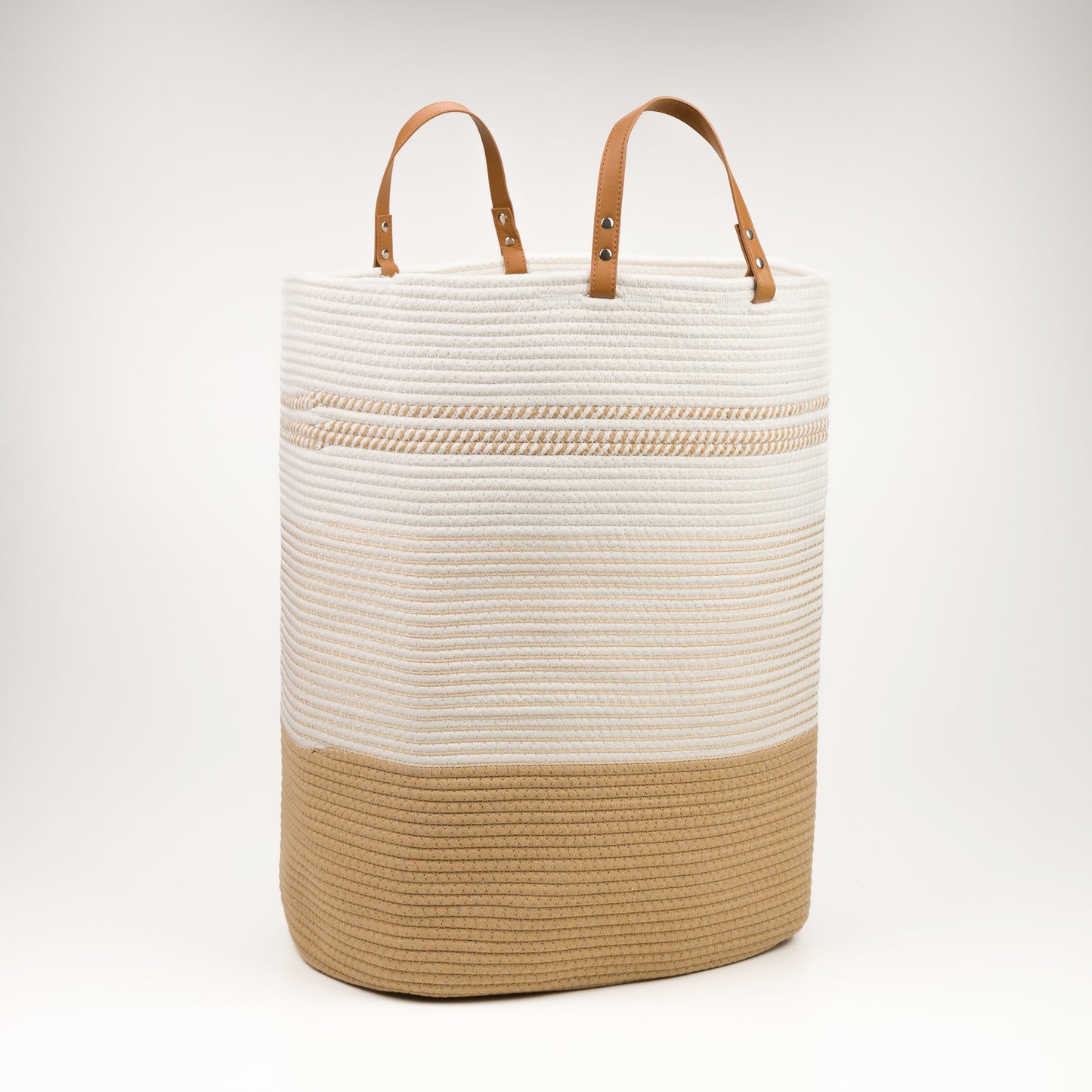 Голям плетен кош за съхранение с дръжки