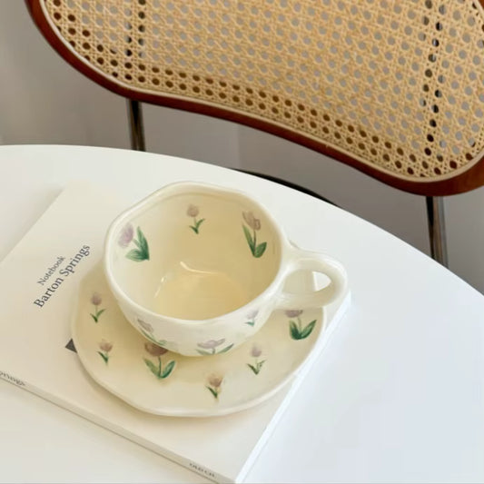 Керамична чаша с чинийка „Лале“ – ръчно рисувана, 300 мл