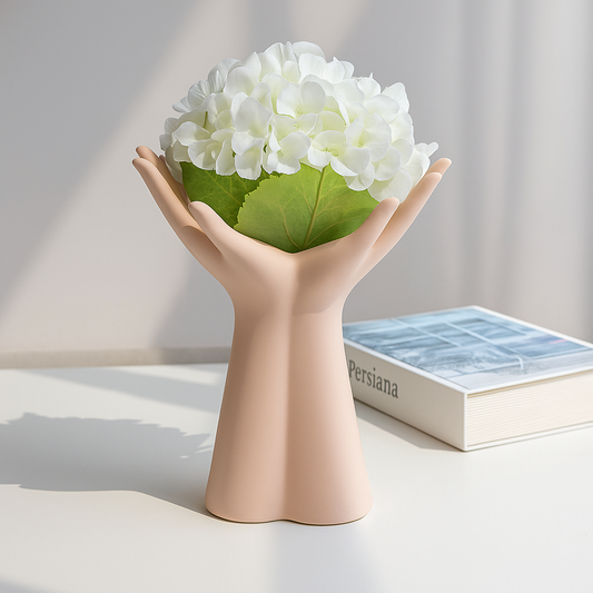 Керамична скулптура „Отворени ръце“ – кремаво