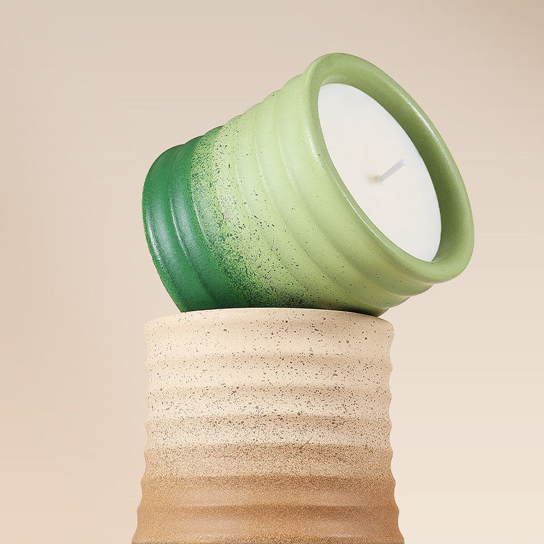 Ароматна свещ в луксозен плисиран керамичен съд — ръчна изработка