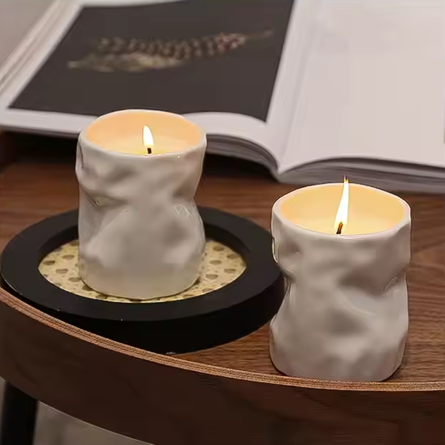 Ароматна свещ във вълнист керамичен съд