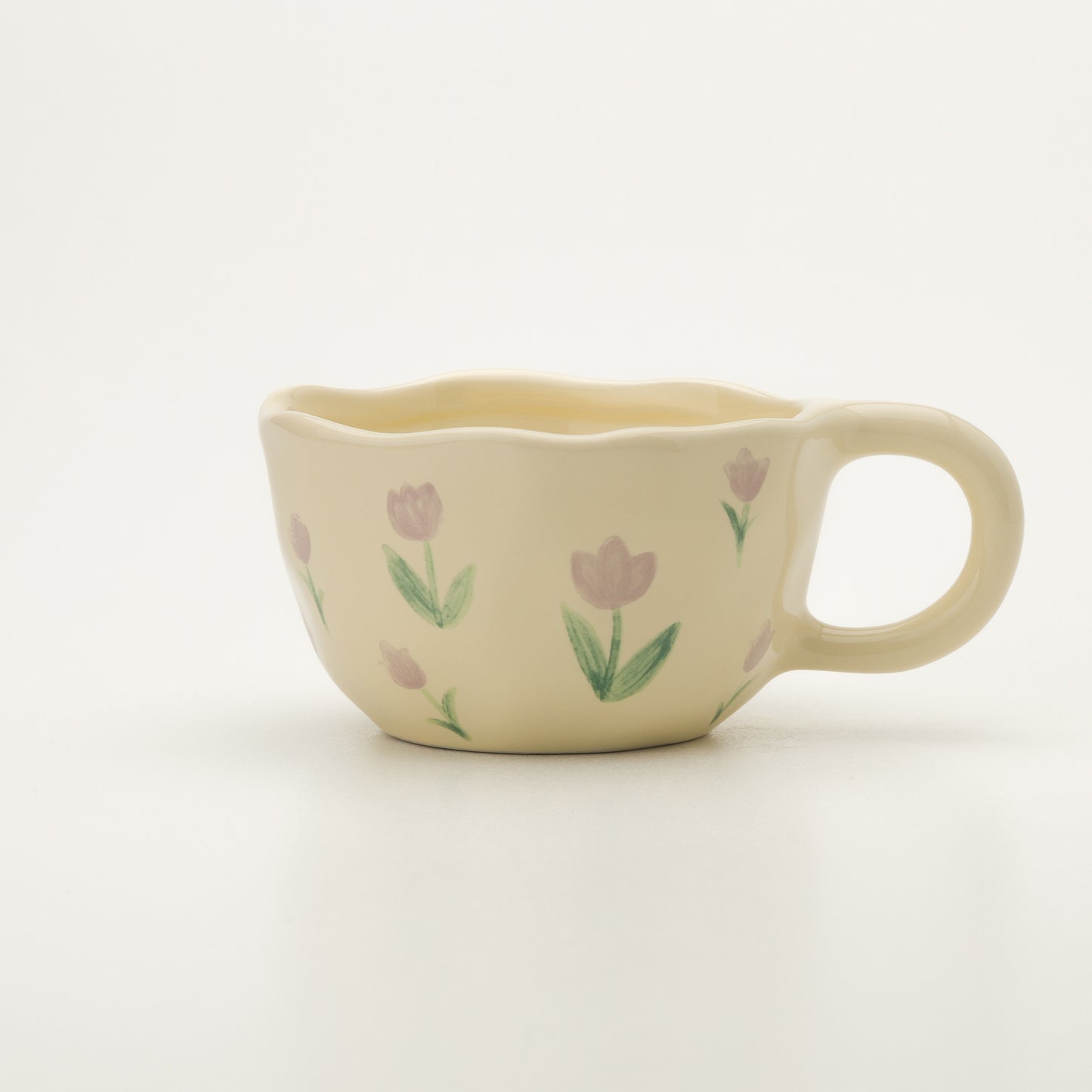 Керамична чаша с чинийка „Лале“ – ръчно рисувана