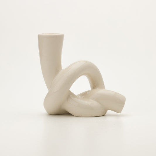 Керамичен свещник с артистична преплетена форма