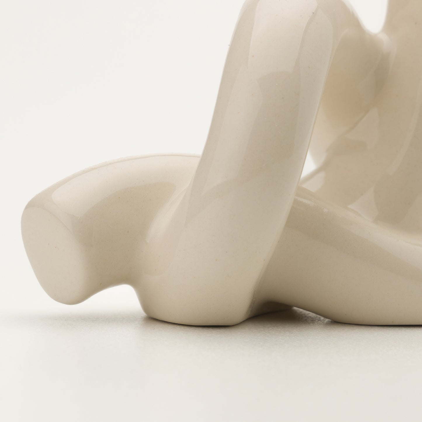 Керамичен свещник с артистична преплетена форма