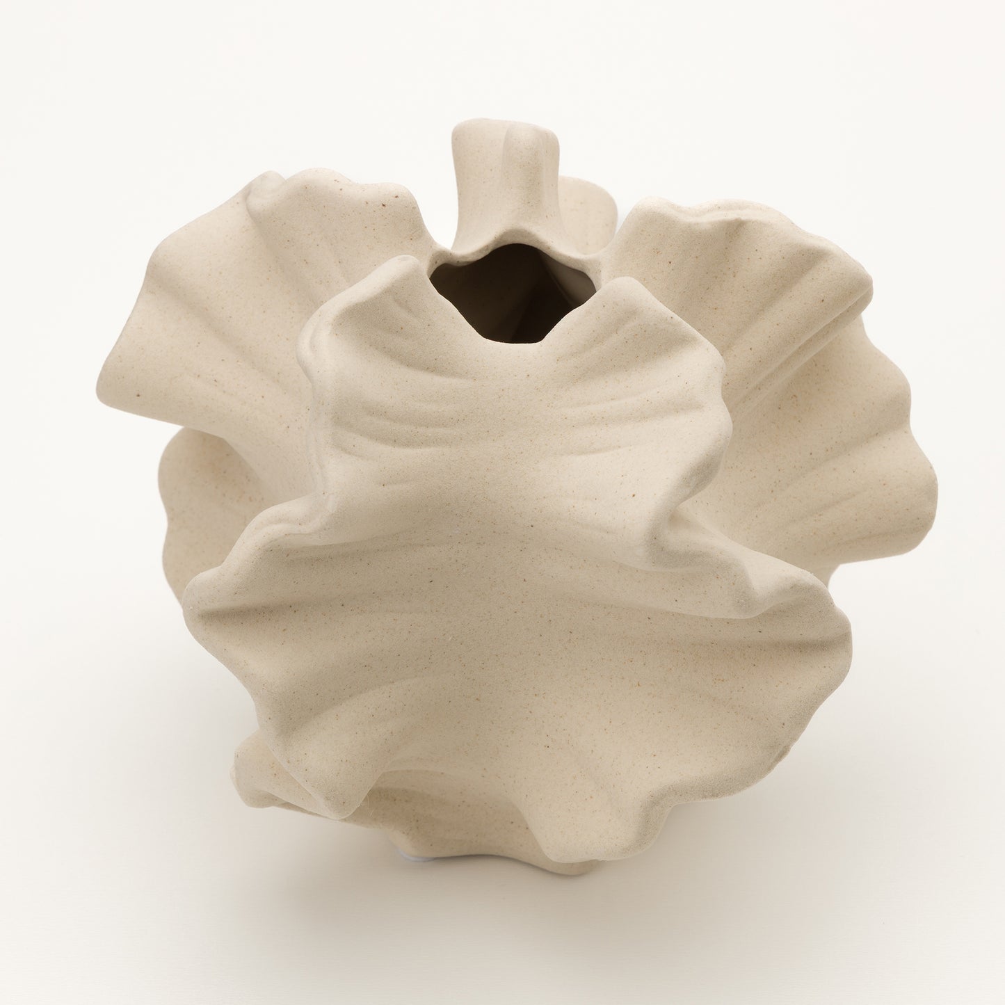 Артистична керамична ваза със скулптурна органична форма