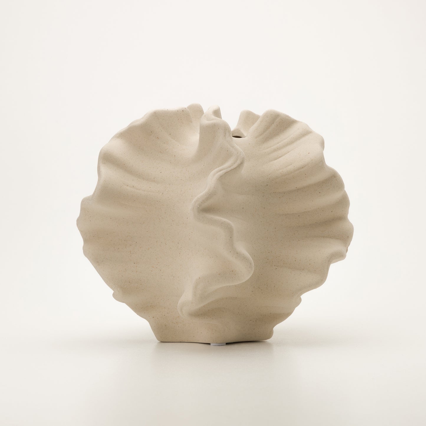 Артистична керамична ваза със скулптурна органична форма