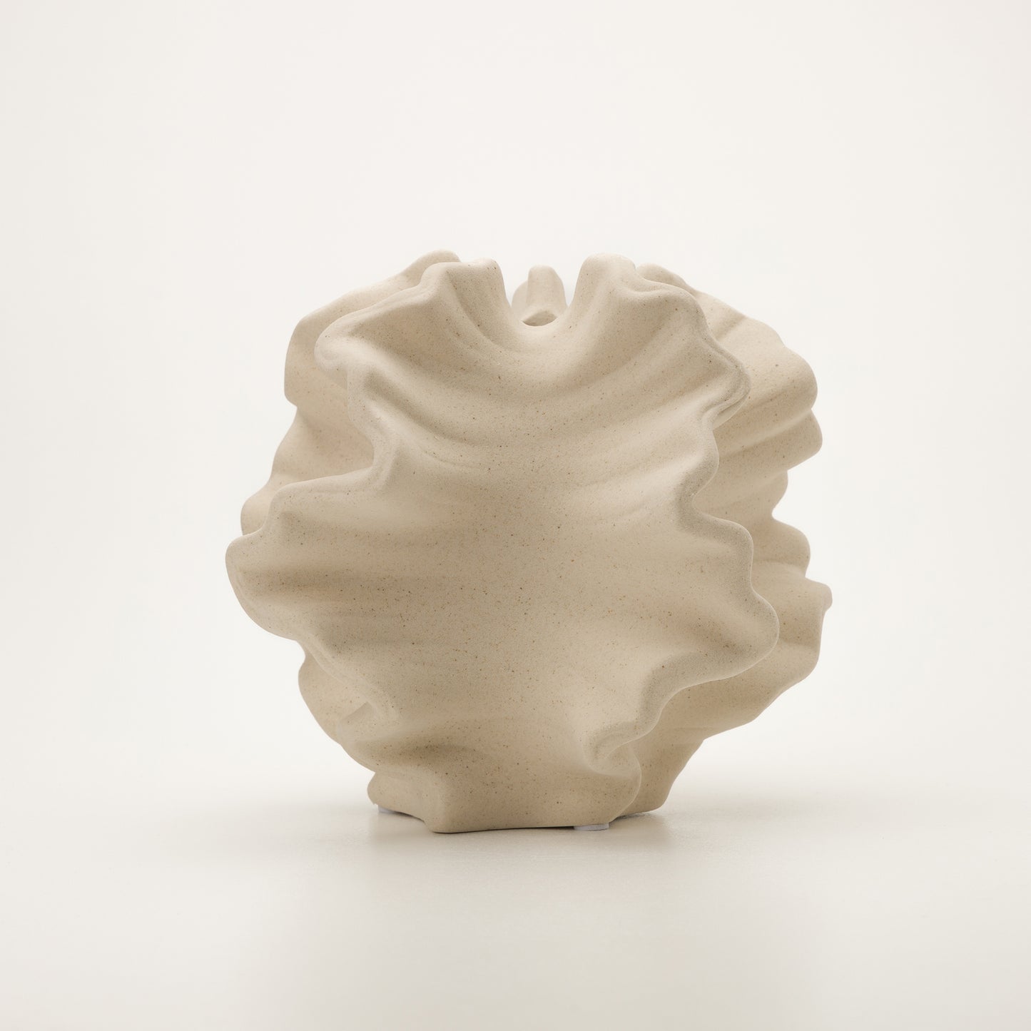 Артистична керамична ваза със скулптурна органична форма