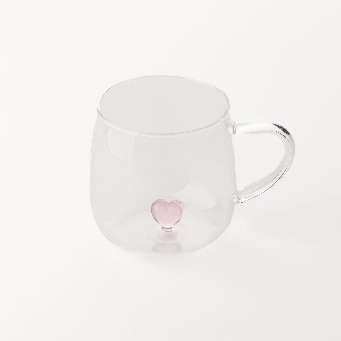 Елегантна стъклена чаша с розово сърце