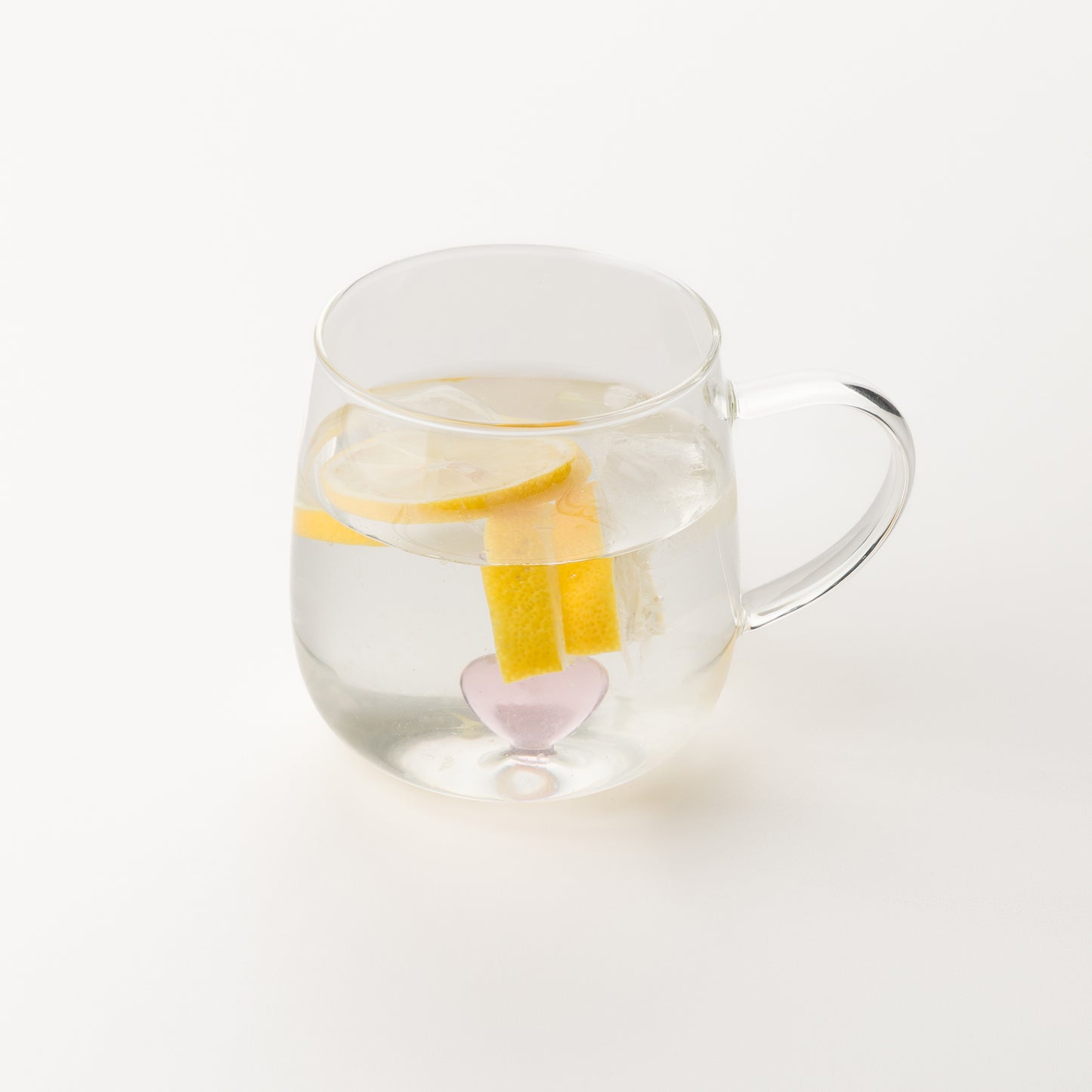 Елегантна стъклена чаша с розово сърце