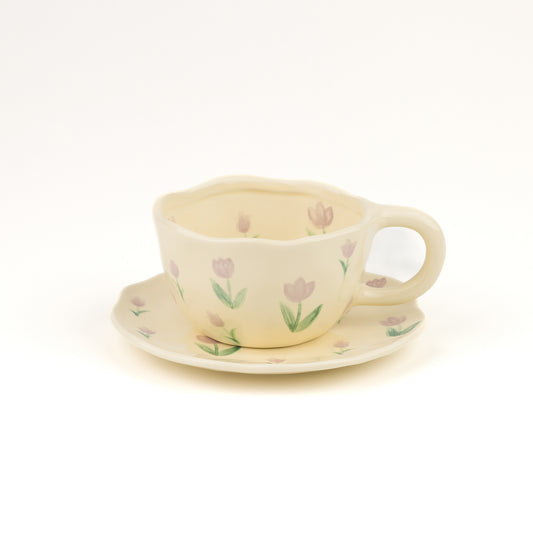 Керамична чаша с чинийка „Лале“ – ръчно рисувана