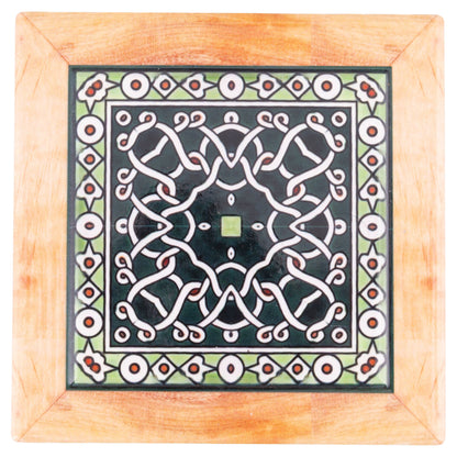 Майолика плочка с елегантен черно-бял геометричен мотив и дървена рамка.