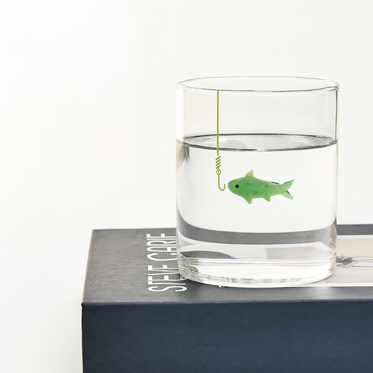 Стъклена чаша с релефна фигурка рибка