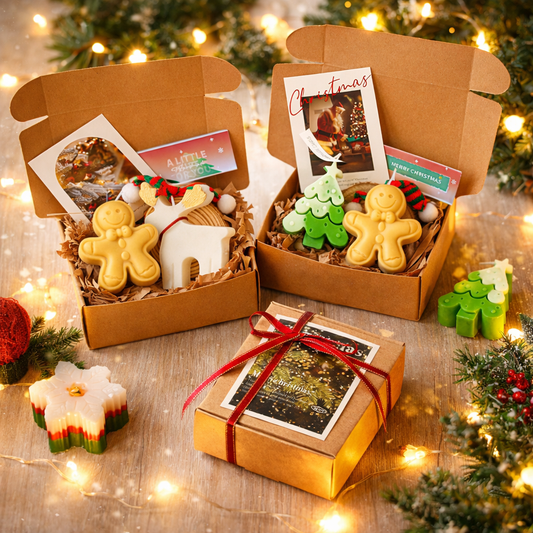 Коледна Подаръчна Кутия с Ароматна Свещ и Празнични Аксесоари – 4 Варианта