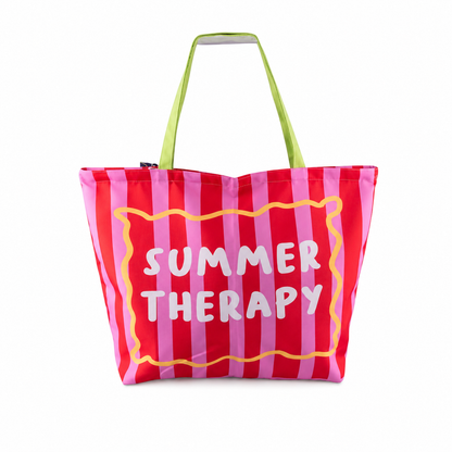 Цветна плажна чанта Summer Therapy с розово-червени райета, зелени дръжки и голям надпис отпред, заснета на бял фон.